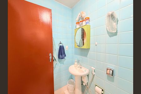 Casa à venda com 300m², 4 quartos e 6 vagasBanheiro Social 2