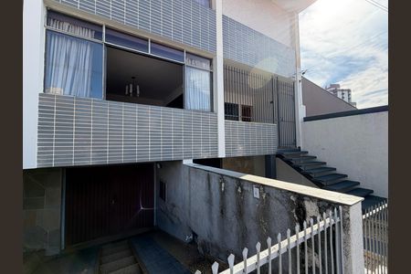 Casa à venda com 300m², 4 quartos e 6 vagasFachada
