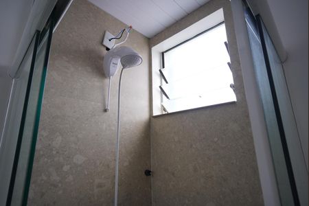 Banheiro de kitnet/studio para alugar com 1 quarto, 12m² em Centro, Florianópolis