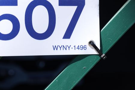 Casa à venda com 250m², 3 quartos e 5 vagasPlaca instalada no portão do imóvel - Código da placa: WYNY-1496