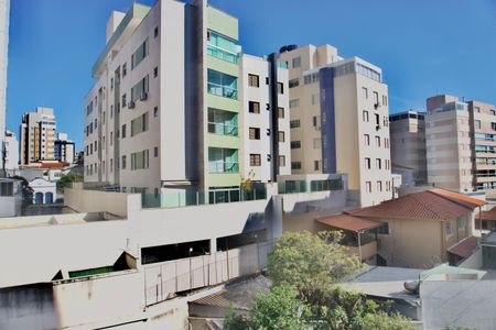 Apartamento à venda com 80m², 3 quartos e 2 vagasQuarto 2 - Vista