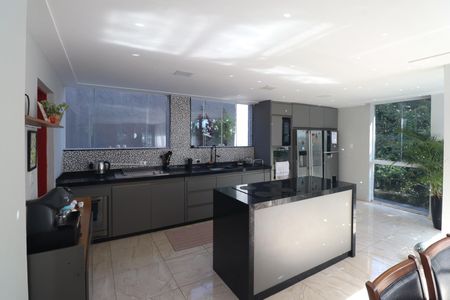 Casa de condomínio à venda com 500m², 3 quartos e 5 vagas Casa de condomínio à venda com 500m², 3 quartos e 5 vagasCozinha - Armários