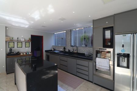 Casa de condomínio à venda com 500m², 3 quartos e 5 vagas Casa de condomínio à venda com 500m², 3 quartos e 5 vagasCozinha - Armários