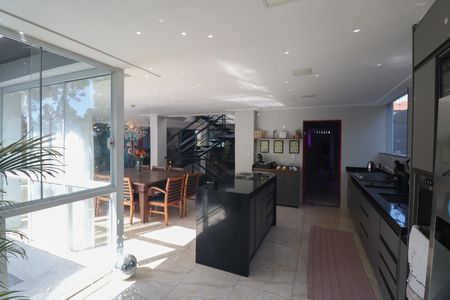 Casa de condomínio à venda com 500m², 3 quartos e 5 vagas Casa de condomínio à venda com 500m², 3 quartos e 5 vagasCozinha - Armários