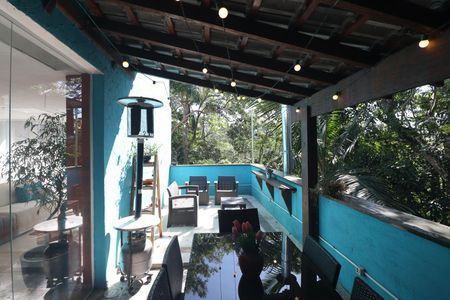 Casa de condomínio à venda com 500m², 3 quartos e 5 vagas Casa de condomínio à venda com 500m², 3 quartos e 5 vagasVaranda