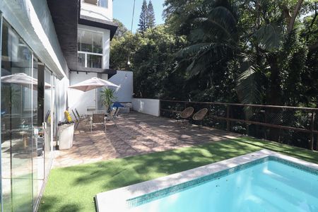 Casa de condomínio à venda com 500m², 3 quartos e 5 vagas Casa de condomínio à venda com 500m², 3 quartos e 5 vagas Piscina
