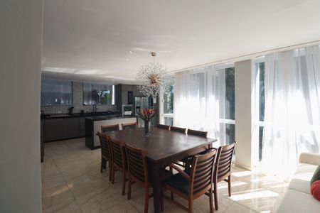 Casa de condomínio à venda com 500m², 3 quartos e 5 vagas Casa de condomínio à venda com 500m², 3 quartos e 5 vagasCozinha - Armários