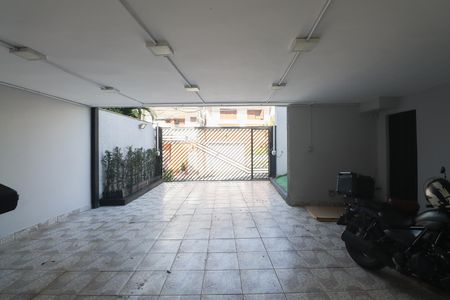 Garagem  de casa de condomínio à venda com 3 quartos, 500m² em Vila Irmaos Arnoni, São Paulo