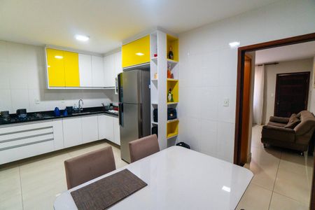 Casa à venda com 129m², 2 quartos e 4 vagas Casa à venda com 129m², 2 quartos e 4 vagasCozinha