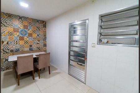 Casa à venda com 129m², 2 quartos e 4 vagas Casa à venda com 129m², 2 quartos e 4 vagasCozinha
