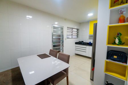 Casa à venda com 129m², 2 quartos e 4 vagas Casa à venda com 129m², 2 quartos e 4 vagasCozinha