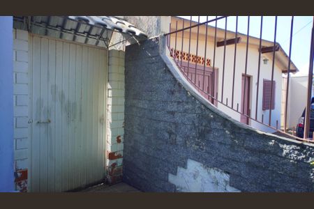 Casa para alugar com 325m², 3 quartos e 4 vagasPorta lateral com acesso aos fundos 