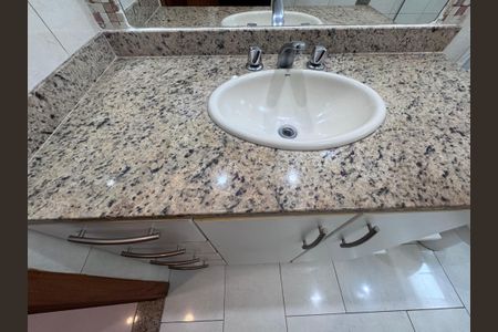 Apartamento à venda com 82m², 3 quartos e 2 vagasSuíte - Banheiro