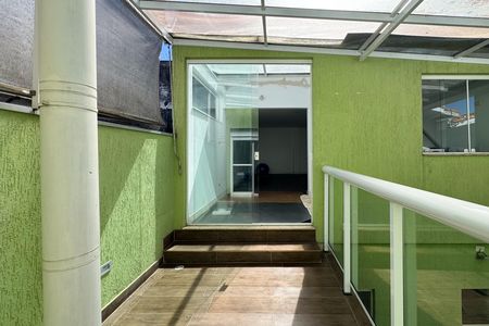Casa à venda com 284m², 2 quartos e 2 vagas Casa à venda com 284m², 2 quartos e 2 vagasVaranda