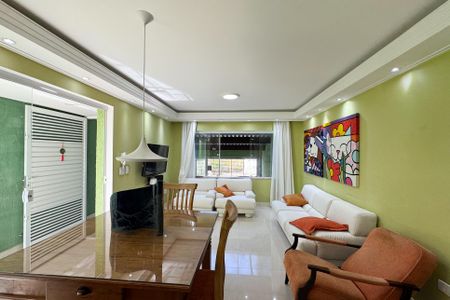 Casa à venda com 284m², 2 quartos e 2 vagas Casa à venda com 284m², 2 quartos e 2 vagasSala