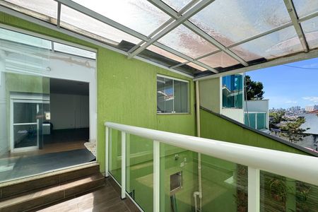 Casa à venda com 284m², 2 quartos e 2 vagas Casa à venda com 284m², 2 quartos e 2 vagasVaranda