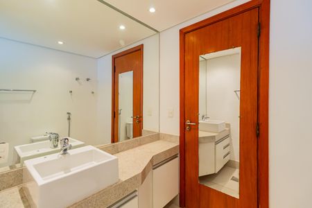 Apartamento para alugar com 219m², 3 quartos e 3 vagasBanheiro