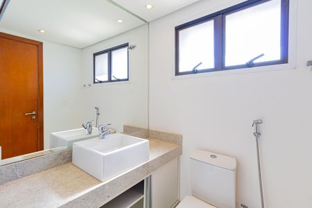 Apartamento para alugar com 219m², 3 quartos e 3 vagasBanheiro da Suíte 2