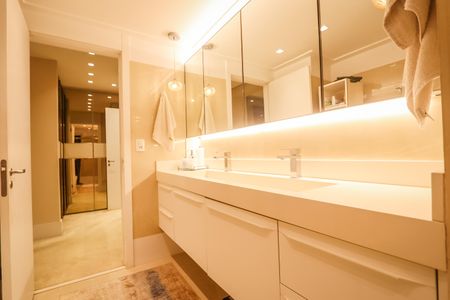 Apartamento à venda com 248m², 4 quartos e 4 vagasBanheiro da Suite Master