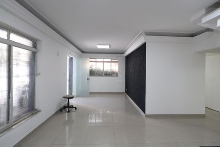 Casa à venda com 221m², 6 quartos e 1 vagaSala