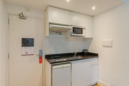 Cozinha de apartamento para alugar com 1 quarto, 31m² em Itaim Bibi, São Paulo