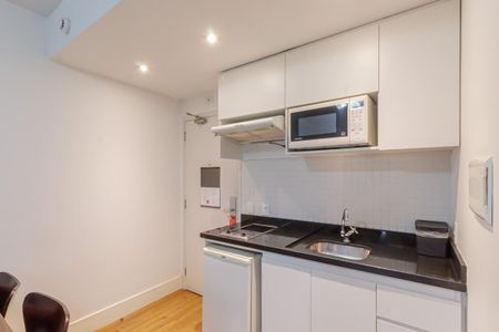 Cozinha de apartamento para alugar com 1 quarto, 31m² em Itaim Bibi, São Paulo
