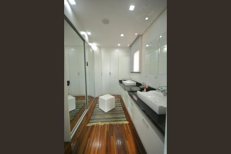 Apartamento à venda com 113m², 2 quartos e 3 vagasBanheiro/closet da suíte 