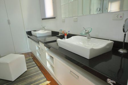 Apartamento à venda com 113m², 2 quartos e 3 vagasBanheiro/closet da suíte 