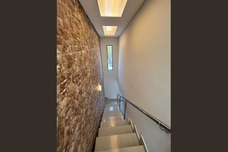 Casa para alugar com 150m², 2 quartos e 1 vagaEscada