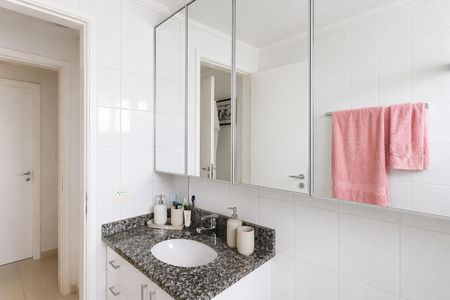 Apartamento à venda com 93m², 4 quartos e 2 vagasBanheiro com piso de porcelanato, pia de granito e espelho de três divisões.