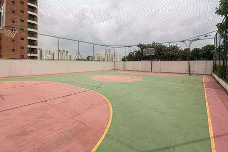 Apartamento à venda com 93m², 4 quartos e 2 vagasQuadra de futsal com vista para a cidade, com piso de concreto e redes de basquete.