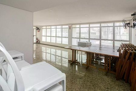Apartamento à venda com 93m², 4 quartos e 2 vagasSala de reuniões com mesa e cadeiras, iluminada por janelas grandes e ventilada por ventiladores.