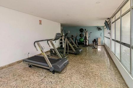 Apartamento à venda com 93m², 4 quartos e 2 vagasSala de ginástica com equipamentos de treino e iluminação natural.