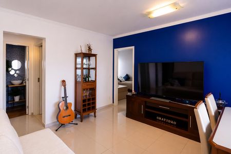 Apartamento à venda com 93m², 4 quartos e 2 vagasSala de estar com TV e móveis de madeira, com vista para a cidade.