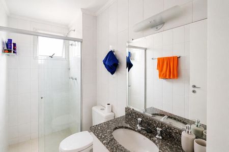 Apartamento à venda com 93m², 4 quartos e 2 vagasBanheiro com piso de porcelanato, pia de granito e espelho grande.