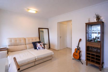 Apartamento à venda com 93m², 4 quartos e 2 vagasSala de estar com sofá e mesa de centro, iluminação natural e decoração simples.