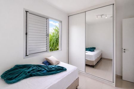 Apartamento à venda com 93m², 4 quartos e 2 vagasQuarto simples com cama de solteiro e janela com vista para o jardim.