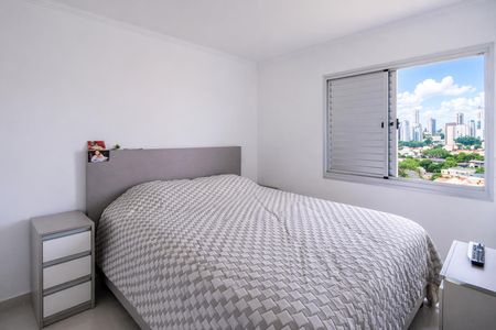 Apartamento à venda com 93m², 4 quartos e 2 vagasQuarto com cama de casal, com vista para a cidade, com móveis simples e brancos, com janela grande e com iluminação boa.