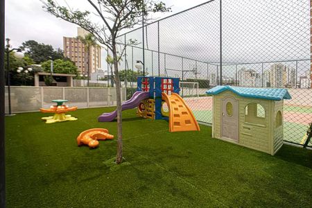 Apartamento à venda com 93m², 4 quartos e 2 vagasPátio infantil com brinquedos coloridos e uma pequena casa de brinquedo.