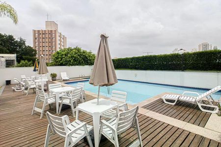 Apartamento à venda com 93m², 4 quartos e 2 vagasPiscina com deck e cadeiras de praia, vista para a cidade.