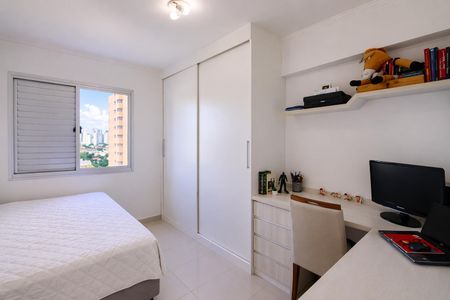 Apartamento à venda com 93m², 4 quartos e 2 vagasQuarto com cama, armários e mesa de trabalho, com vista para a cidade.