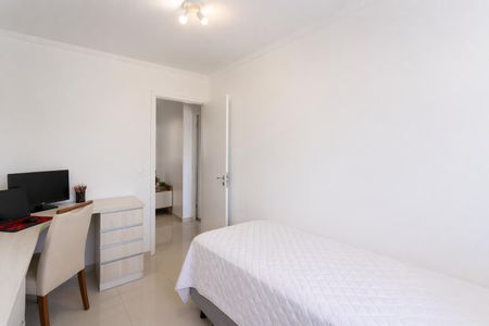 Apartamento à venda com 93m², 4 quartos e 2 vagasQuarto simples com cama e mesa de trabalho, iluminado por lâmpada de teto.