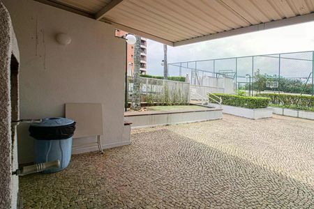 Apartamento à venda com 93m², 4 quartos e 2 vagasVaranda com vista para a quadra de futsal e o pátio do prédio.