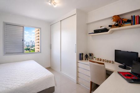 Quarto simples com cama, armário e mesa de trabalho, com vista para a cidade. de apartamento à venda com 5 quartos, 93m² em Bosque da Saúde, São Paulo
