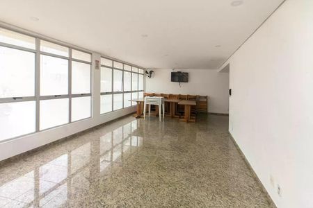 Apartamento à venda com 93m², 4 quartos e 2 vagasSala de jantar com mesa e cadeiras de madeira e janelas grandes e claras.