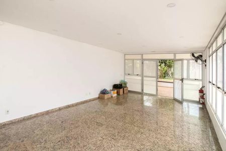 Sala com piso de granito, paredes brancas e janelas grandes, com vista para o jardim. de apartamento à venda com 5 quartos, 93m² em Bosque da Saúde, São Paulo