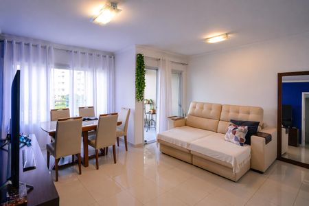 Sala de estar com sofá, mesa e cadeiras, TV e janela com vista para a cidade. de apartamento à venda com 5 quartos, 93m² em Bosque da Saúde, São Paulo