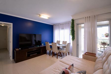 Sala de estar com TV e mesa para jantar, com vista para a cidade. de apartamento à venda com 5 quartos, 93m² em Bosque da Saúde, São Paulo