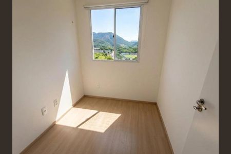 Quarto com vista para a cidade, com piso de madeira e janela grande, iluminado por luz natural e com iluminação boa. de apartamento à venda com 4 quartos, 57m² em Barra Olímpica, Rio de Janeiro