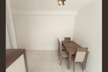 Tabela de madeira com quatro cadeiras, iluminação adequada, piso de cerâmica, sem aparelhos de cozinha. de apartamento à venda com 4 quartos, 57m² em Barra Olímpica, Rio de Janeiro